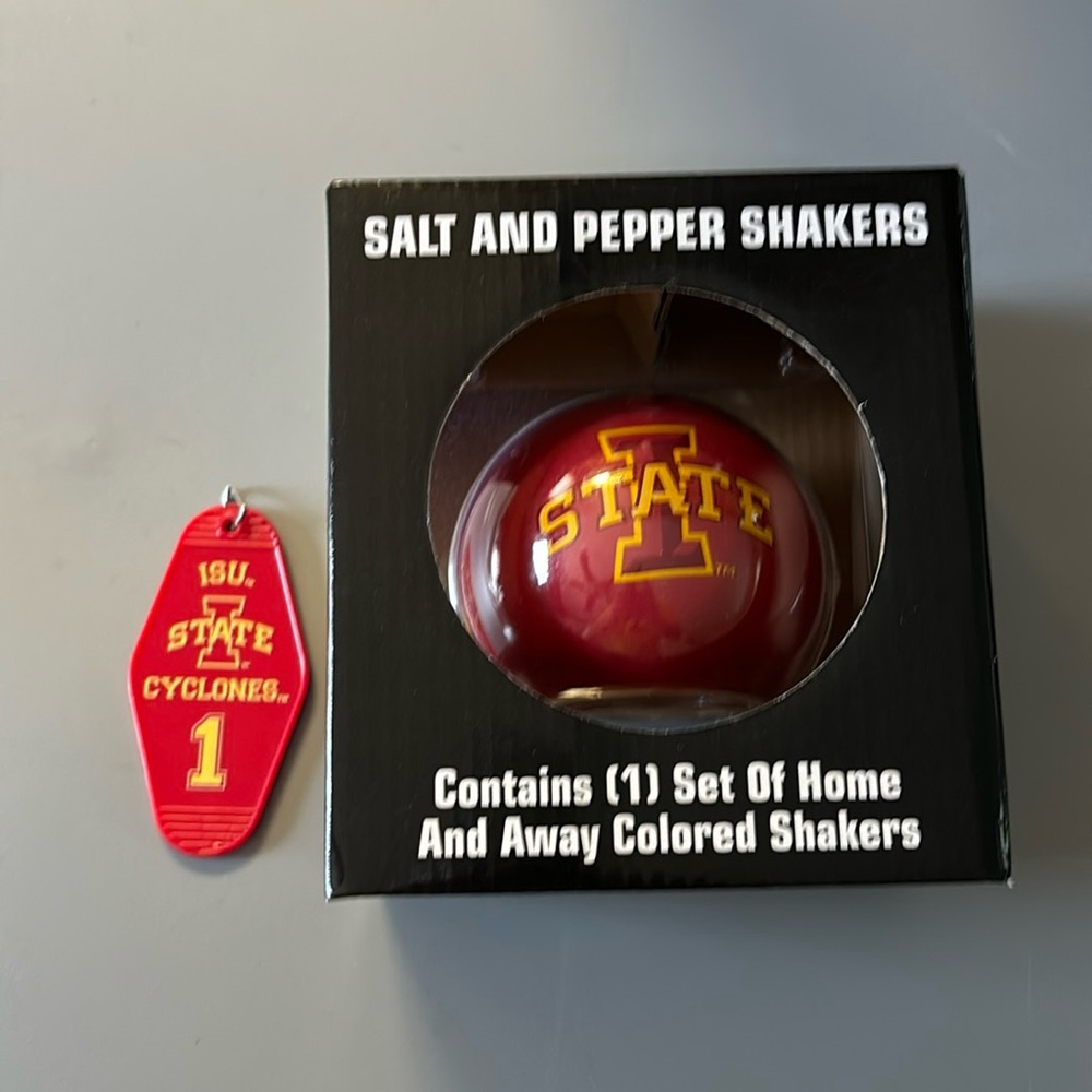 Salt and Pepper shakers with keychain